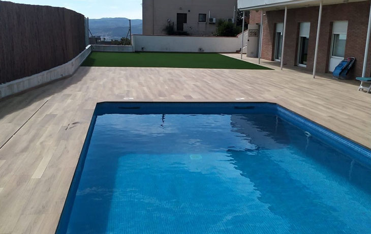 Construcciones Cordomart - Terraza con piscina Construcciones y reformas - Piscina y tarima
